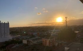 Lindo Por Do Sol Para As Montanhas E Lago